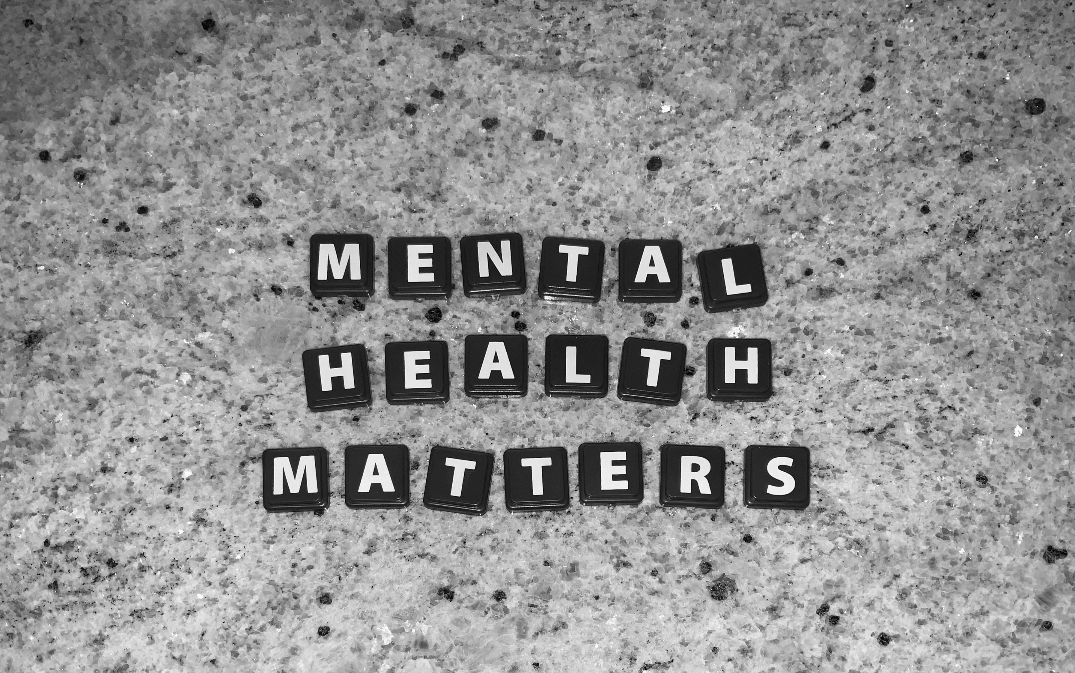 Slogan 'Mental Health Matters' écrit façon scrabble